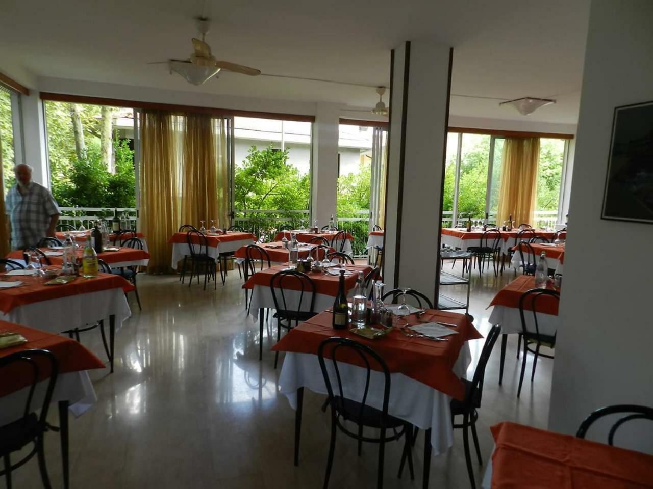 Hotel Ville De Paris Riccione Dış mekan fotoğraf