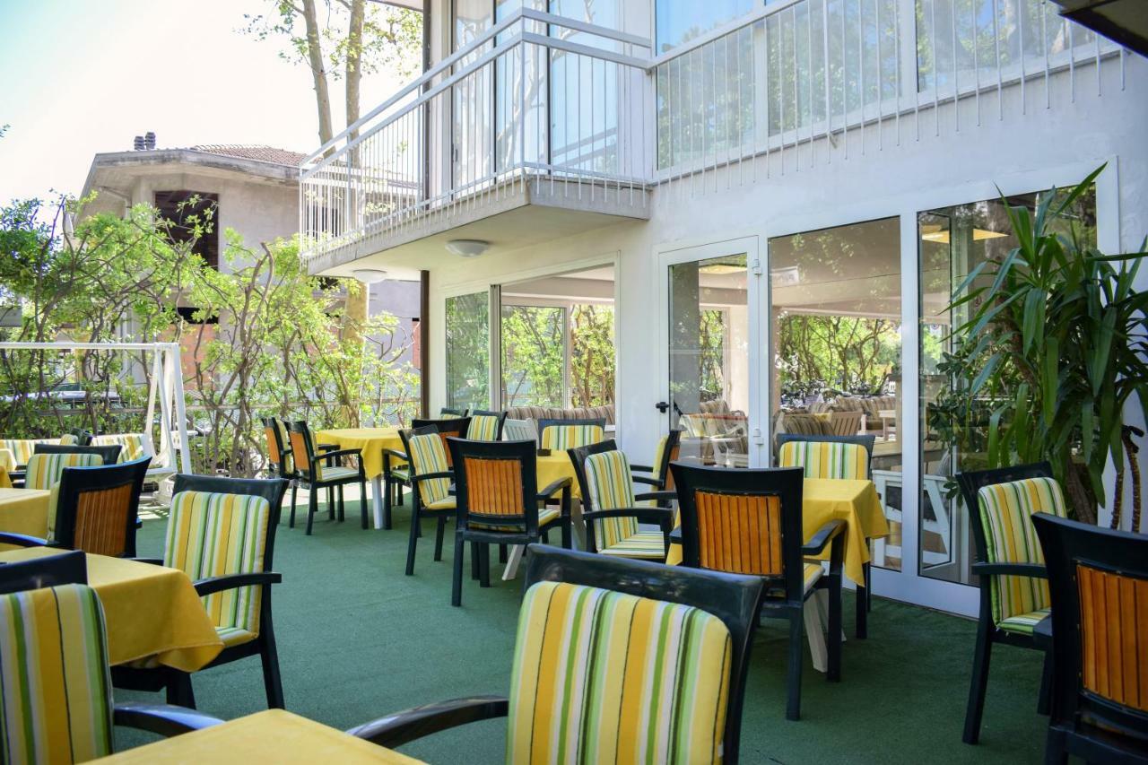 Hotel Ville De Paris Riccione Dış mekan fotoğraf